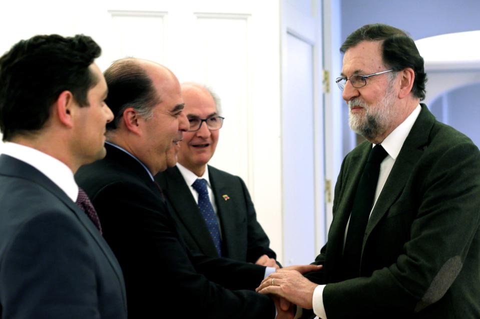 El presidente del Gobierno, Mariano Rajoy recibió en el Palacio de la Moncloa a los líderes de la oposición venezolana Julio Borges (2i) presidente de la Asamblea de Venezuela; y Antonio Ledezma, (3i) alcalde de Caracas, (FOTO: EFE/Presidencia del Gobierno)