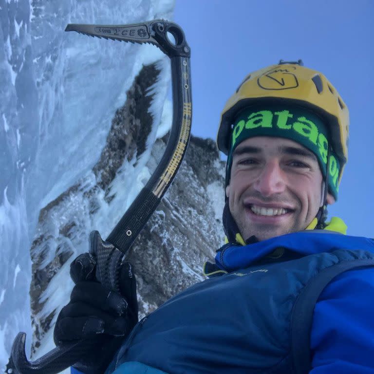 Su nombre es Tomás Aguiló; nació en Bariloche y desde hace años se dedica a los deportes de aventura