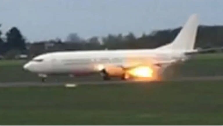 Captura del momento en que se prendió fuego la turbina del avión que trasladaba al Arsenal