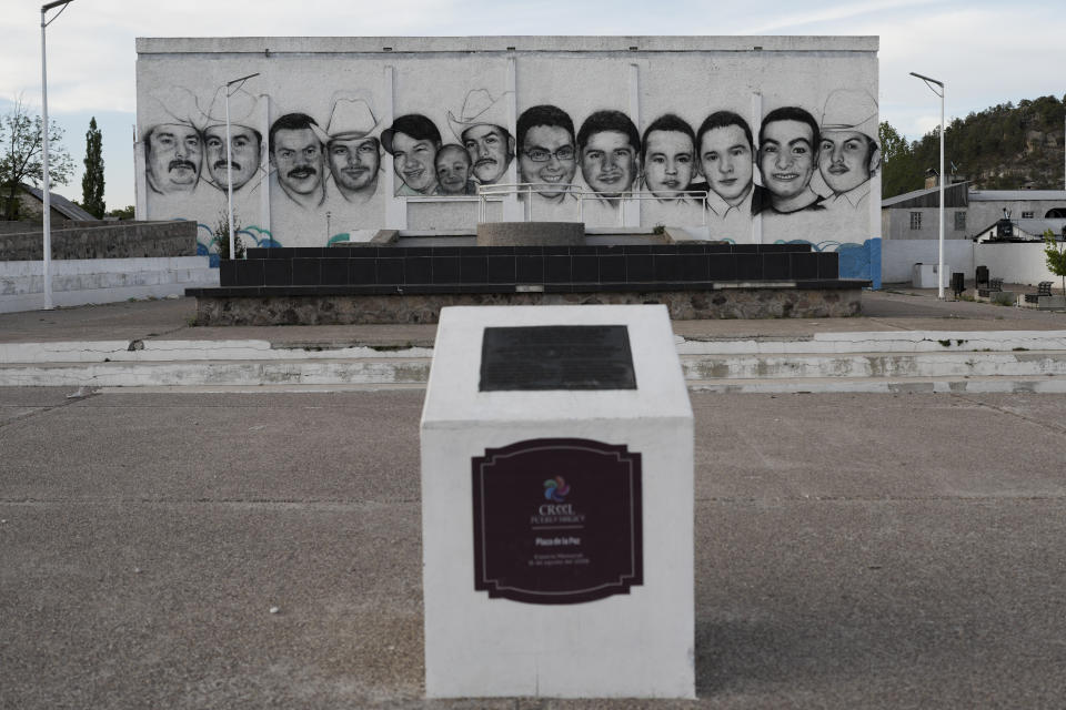 Los rostros de 13 residentes muertos a tiros en la plaza del pueblo de Creel, México, cubren una pared como homenaje, el lunes 13 de mayo de 2024. Hombres armados abrieron fuego contra los locales en medio de la plaza pública en 2008, y el jesuita Javier Ávila fue al lugar de la masacre. "Había cuerpos por todos lados," Ávila dijo, pero no vio a la policía. (AP Foto/Eduardo Verdugo)