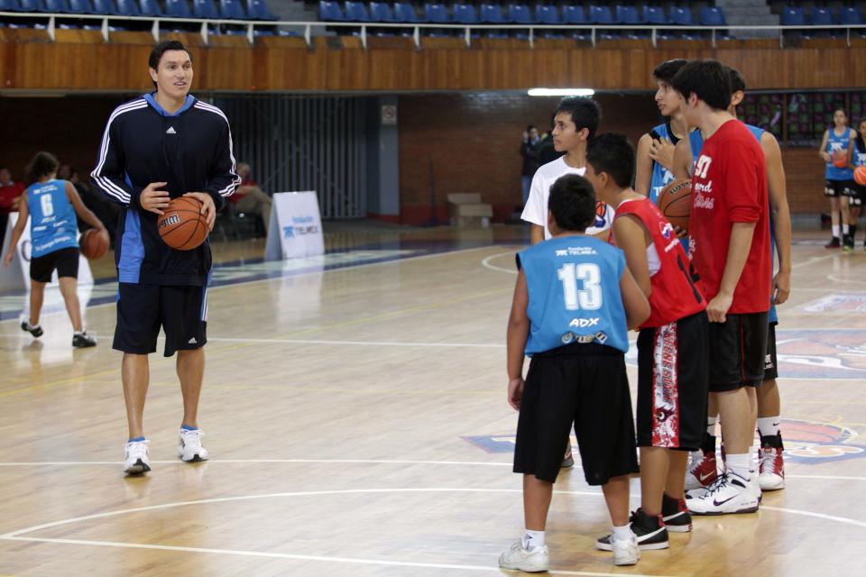 D22081208.JPG
MÉXICO, D.F.- Basketball/Básquetbol-Nájera.-  El basquetbolista de la NBA,  Eduardo Nájera ofreció una clínica de Basquetbol a jóvenes interesados en ese deporte en el gimnasio Juan de la Barrera, esto después de que anunció su retiro. Foto Agencia EL UNIVERSAL/JUAN Boites/RCC.
