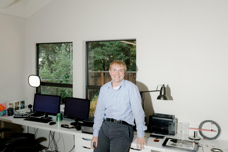 Tom Smith en el estudio de su casa en Lafayette, California, el 28 de agosto de 2021. (Jason Henry/The New York Times)