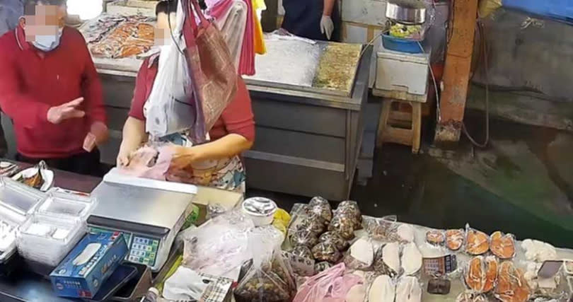 紅衣阿伯一看到這盒綜合生魚片要150元，當場搖搖手喊不買了。（圖／翻攝自FB爆廢公社）