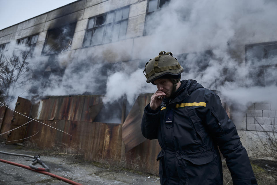 Un bombrero ucraniano fuma durante un descanso luego de un ataque ruso contra una zona industrial, el domingo 5 de febrero de 2023, en Jersón, Ucrania. (AP Foto/LIBKOS)