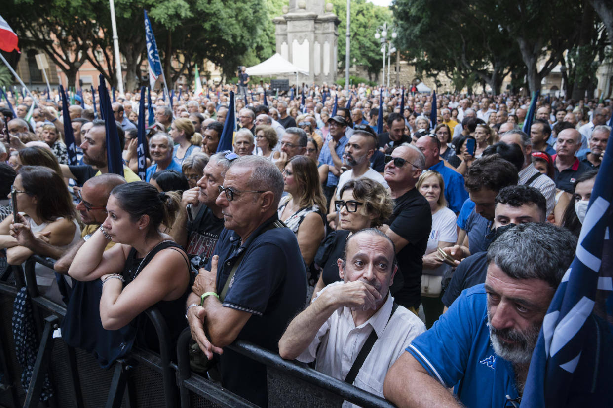 Simpatizantes del partido de extrema derecha Hermanos de Italia el mes pasado en Cagliari, Cerdeña. Es casi seguro que Meloni, la líder del partido, será la próxima primera ministra cuando se forme un gobierno. (Gianni Cipriano/The New York Times)