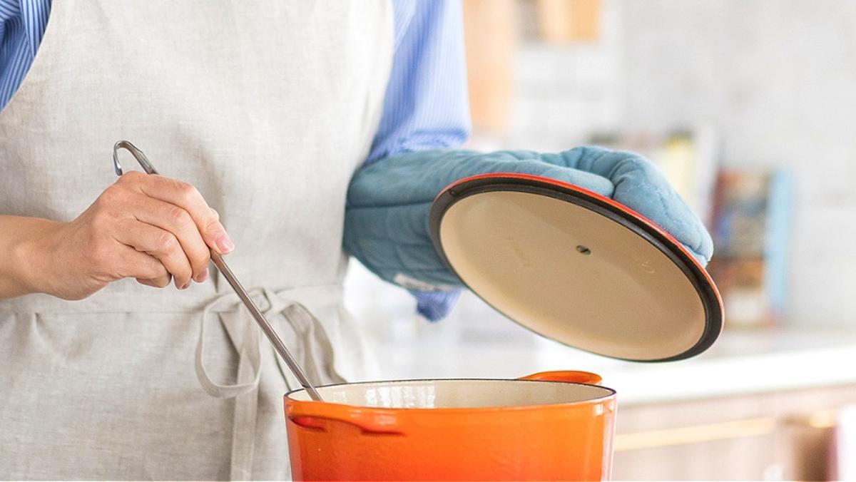 Forget The Viral Wine Cork Hack: Just Use An Oven Mitt To Hold Pot Lids