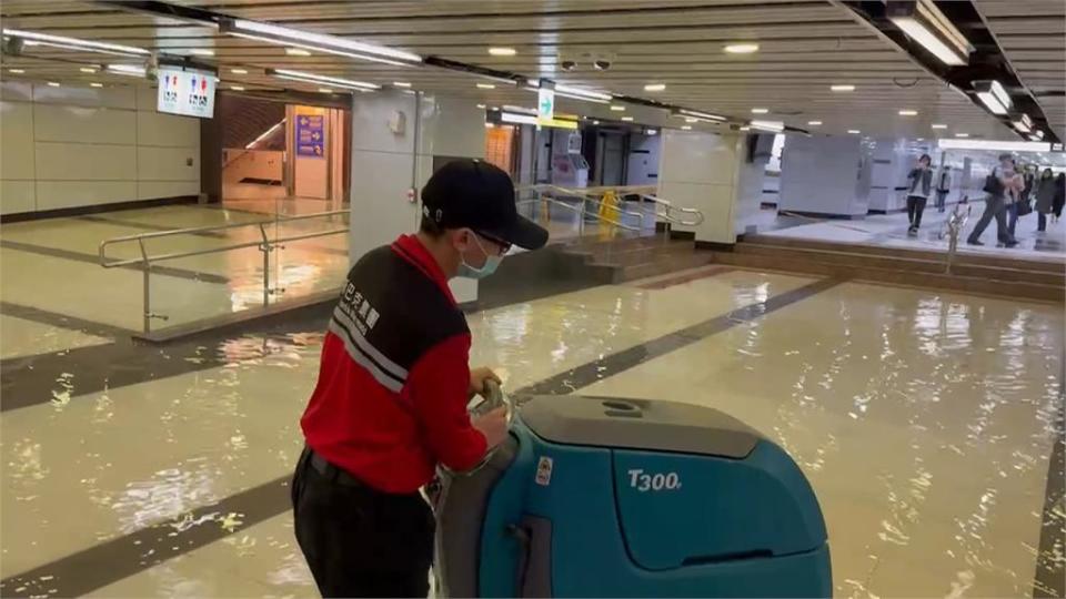 強烈暴雨轟炸雙北！　台北車站一度淹水如「泳池」