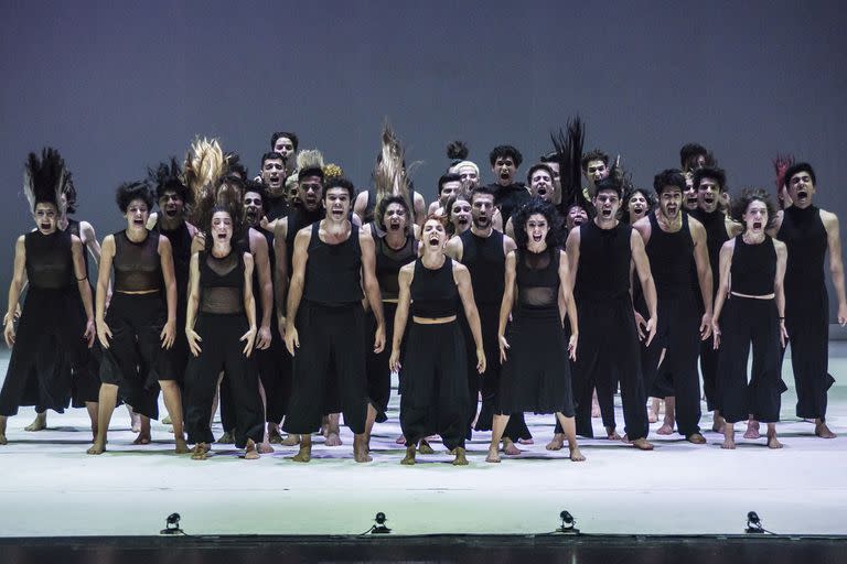 El Ballet Contemporáneo del Teatro San Martín como una poderosa masa viviente, en unísonos impecables 