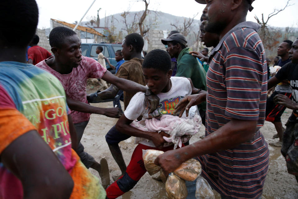 People fight over food on&nbsp;Oct. 14, 2016.