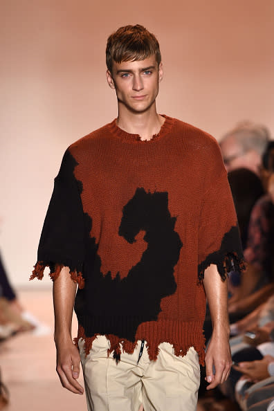 Desaliñadamente cool. También nos cautivó este sweater con roturas, como si lo hubiera agarrado tu perrito para jugar un rato. Foto: Jamie McCarthy/Getty Images