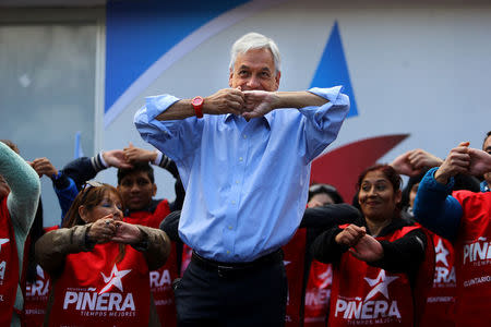 Chilean conservative presidential candidate Sebastian Pinera gestures during a campaign rally in Santiago, Chile September 20, 2017. Picture taken September 20, 2017. REUTERS/Ivan Alvarado