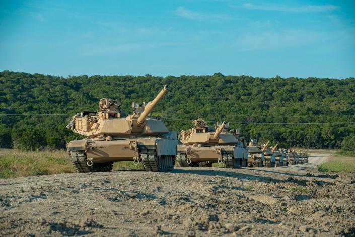 Солдаты 3-го батальона 8-го кавалерийского полка, боевой группы 3-й бронетанковой бригады и 1-й кавалерийской дивизии готовятся к испытательным стрельбам из нового основного боевого танка M1A2 SEPV3 Abrams армии США, Форт-Худ, Техас, 18 августа 2020 года.