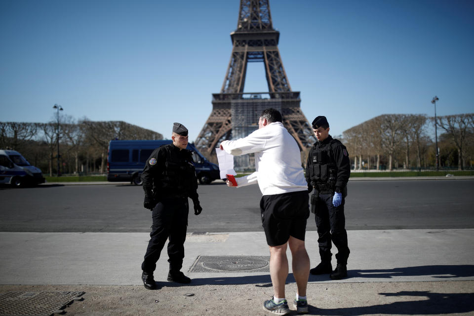 Die Einhaltung der Ausgangsbeschränkungen wird in Frankreich penibel kontrolliert (Bild: Reuters/Benoit Tessier)