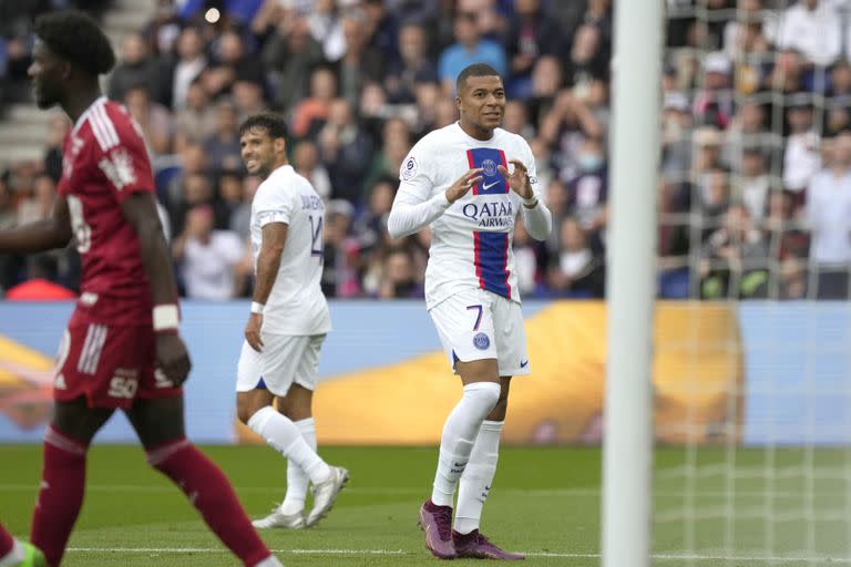 Mbappé tuvo su primer acercamiento, pero no llegó a conectar el centro de Ramos antes de que fuera desviado al córner