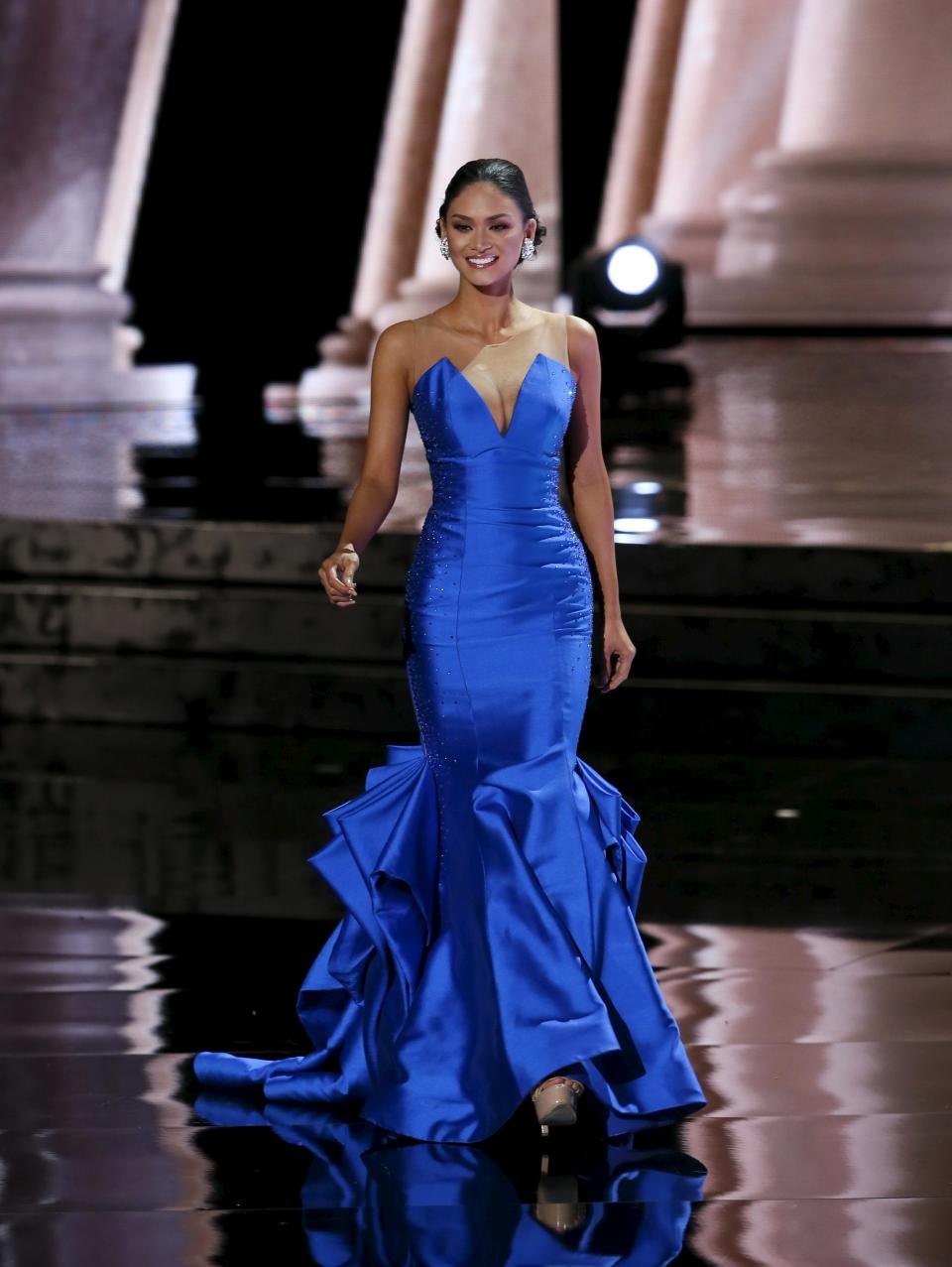 Miss Philippines Pia Alonzo Wurtzbach competes in the evening gown competition during the 2015 Miss Universe Pageant in Las Vegas, Nevada December 20, 2015. Wurtzbach was later crowned Miss Universe. REUTERS/Steve Marcus ATTENTION EDITORS - FOR EDITORIAL USE ONLY. NOT FOR SALE FOR MARKETING OR ADVERTISING CAMPAIGNS