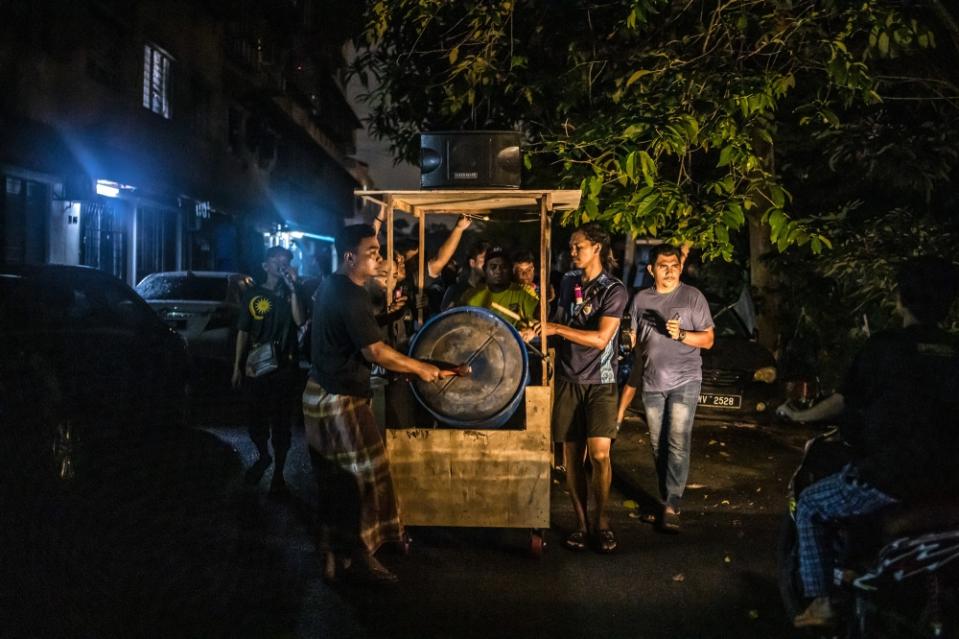 Youth volunteers would bang on percussions and recite salutations to Prophet Muhammad to assist and exhort Muslims to wake up and not miss the sahur.