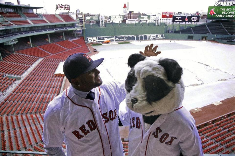 El nuevo jugador de los Medias Rojas, Pablo Sandoval, izquierda, posa con una persona disfrazada de panda al ser presentado por el equipo el martes, 25 de noviembre de 2014, en Boston. (AP Photo/Stephan Savoia)