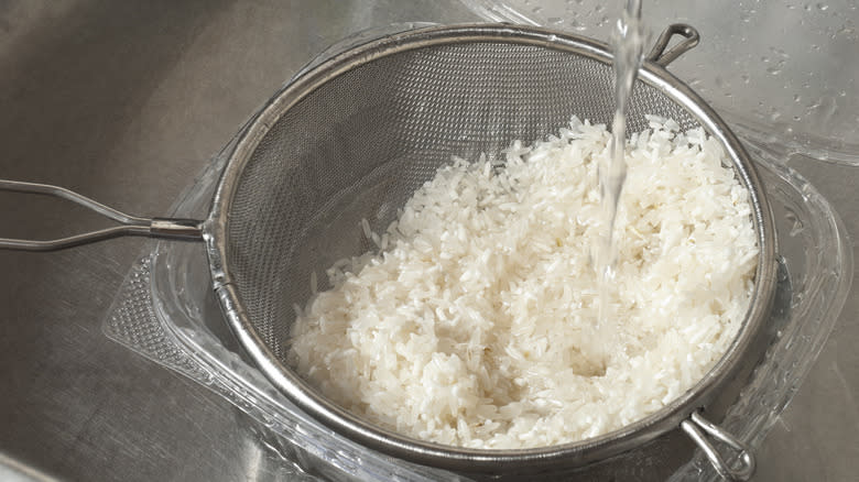 Washing sticky rice in strainer