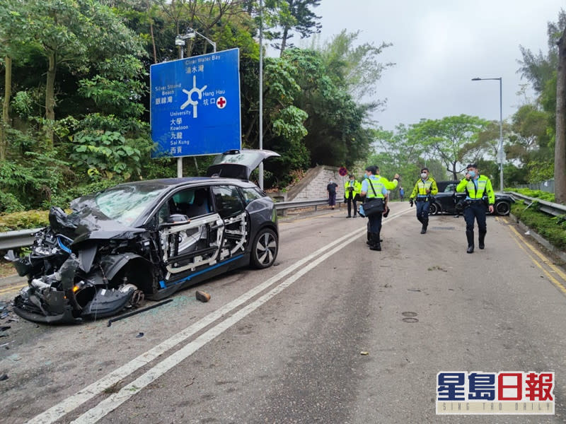 其中兩輛私家車車頭及車身嚴重損毀。梁國峰攝