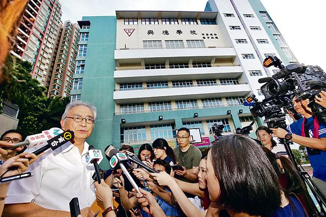 屯門興德學校校董會昨以大比數通過罷免校長陳章萍，校董雷其昌指，有信心能於開學時委任新校長。（陳國峰攝）