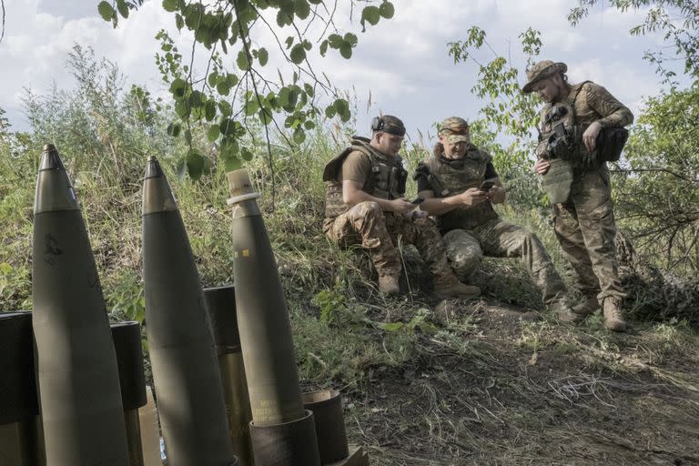 Soldados ucranianos de la 67.a Brigada Mecanizada Separada conversan mientras esperan una llamada de un equipo de drones para disparar morteros hacia las posiciones rusas, cerca de Kreminna, en el este de Ucrania, el 6 de julio de 2023