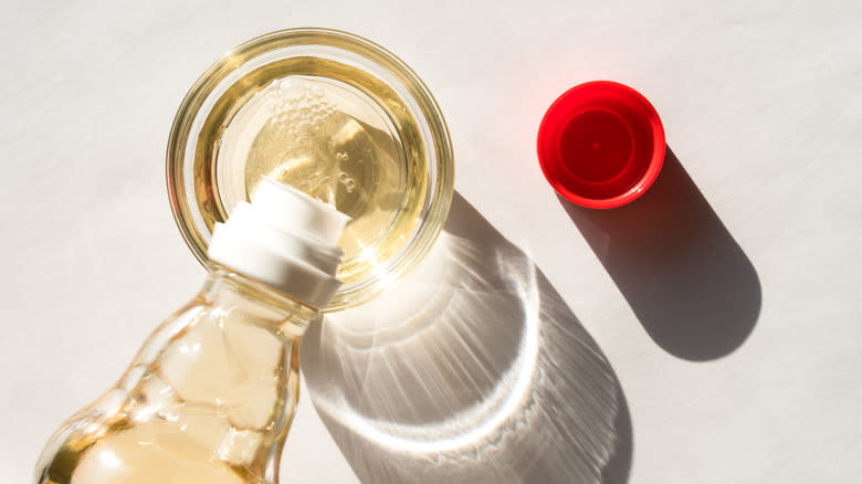 pouring vinegar into a bowl