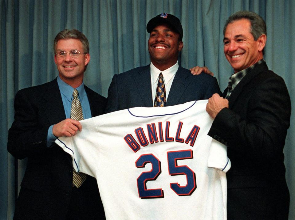 New York Mets general manager Steve Phillips, left, and manager Bobby Valentine hold a jersey in front ofBobby Bonilla in 1998.