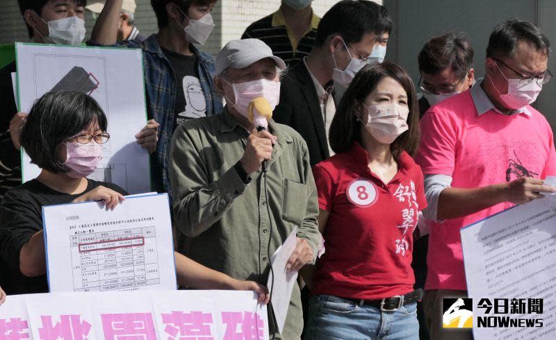 ▲藻礁公投推動聯盟今天上午在桃園市政府前召開記者會，邀請市長、市議員候選人簽署守護藻礁承諾書，將大潭藻礁劃入保護區。（圖／記者李春台攝，2022.11.07）