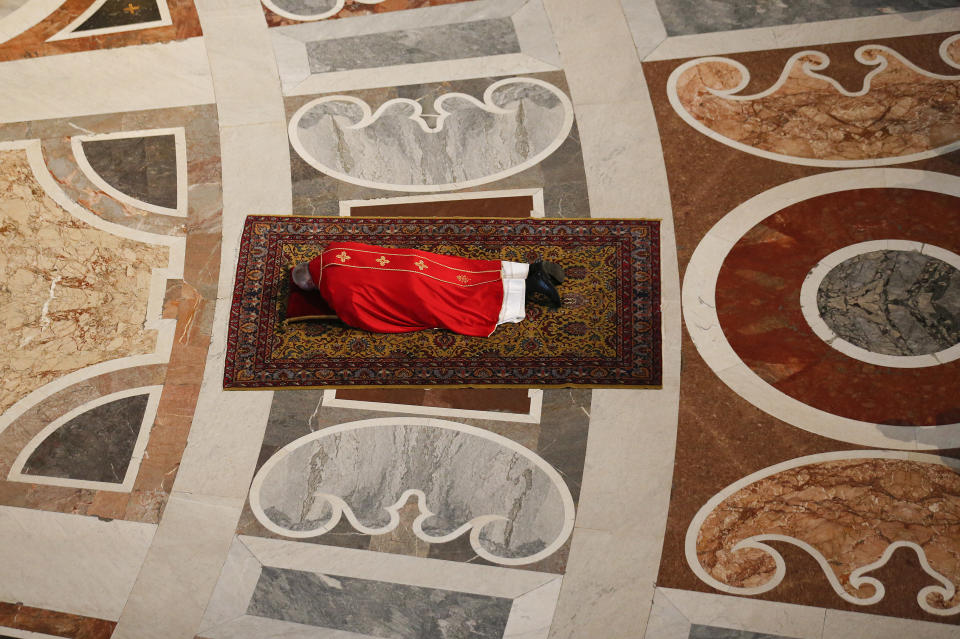 El papa Francisco yace postrado en oración antes de presidir la liturgia de la Pasión del Viernes Santo, en la Basílica de San Pedro, en el Vaticano el viernes 18 de abril de 2014. (Foto AP/Stefano Rellandini, Pool)