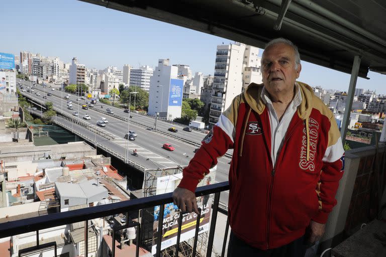 Pedro Barragan desde el edificio en el que vive, en Sáenz Peña al 1200, a metros de la autopista 25 de Mayo