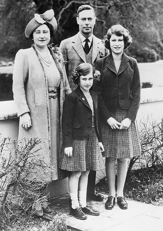 Isabel II con su hermana y sus padre 