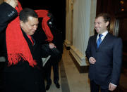 El presidente ruso, Dmitry Medvedev, derecha, saluda al presidente de Venezuela, Hugo Chávez, durante su reunión en la residencia presidencial Gorki de Moscú, el jueves, 14 de octubre 2010. (AP Photo / RIA Novosti, Dmitry Astakhov, Servicio de Prensa Presidencial)