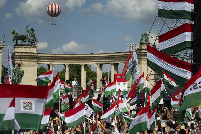 Peter Magyar, rival del primer ministro húngaro, Viktor Orbán, se dirige ayer a sus seguidores durante una manifestación en vísperas de las elecciones al Parlamento Europeo. (AP Photo/Denes Erdos)