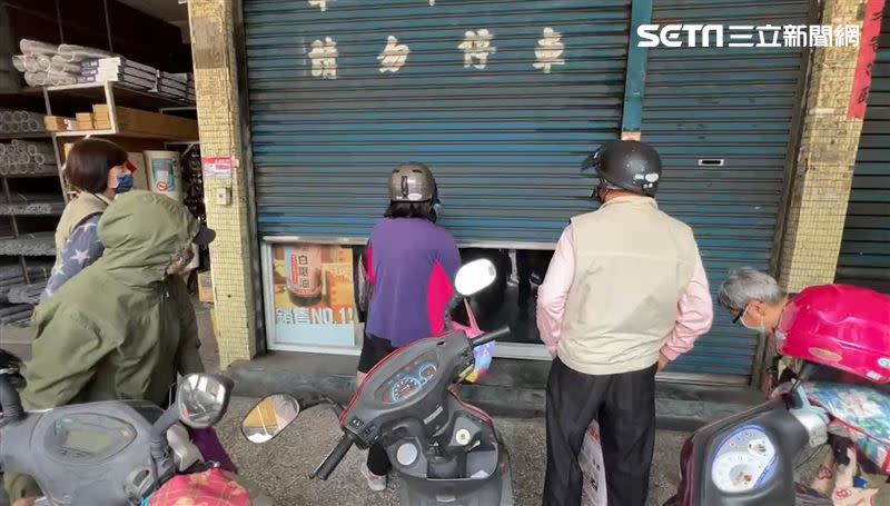 5名消費者一早在東成醬油高雄門市門口，等了大約1小時，終於有人來開門。（圖／翻攝畫面）