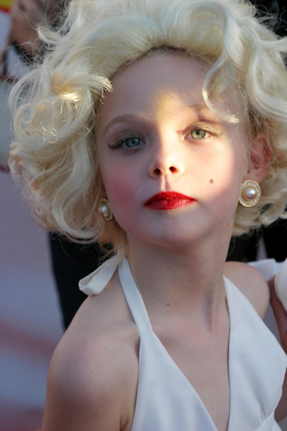 Young child star Elle Fanning dressed as Marilyn on the red carpet