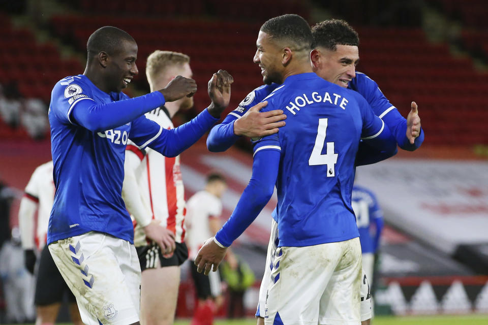 Los jugadores del Everton festejan la victoria sobre el Sheffield United, el sábado 26 de diciembre de 2020, en un encuentro de la Liga Premier inglesa (Alex Livesey/Pool via AP)