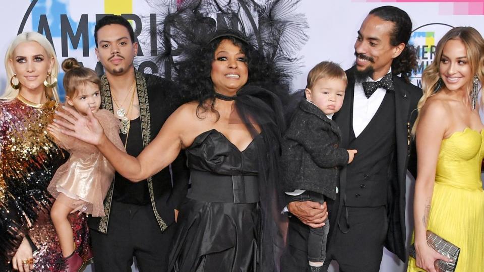 Diana Ross Poses With Her Kids and Grandkids For Epic Family Photo at American Music Awards!