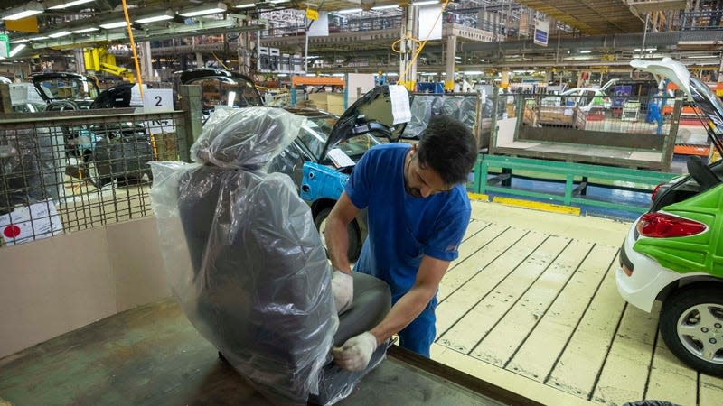 An Iranian worker works on a production line of Iran Khodro Automaker Company (IKCO), 13 km (8 miles) west of Tehran on August 14, 2022. - Photo: Morteza Nikoubazl/NurPhoto (Getty Images)