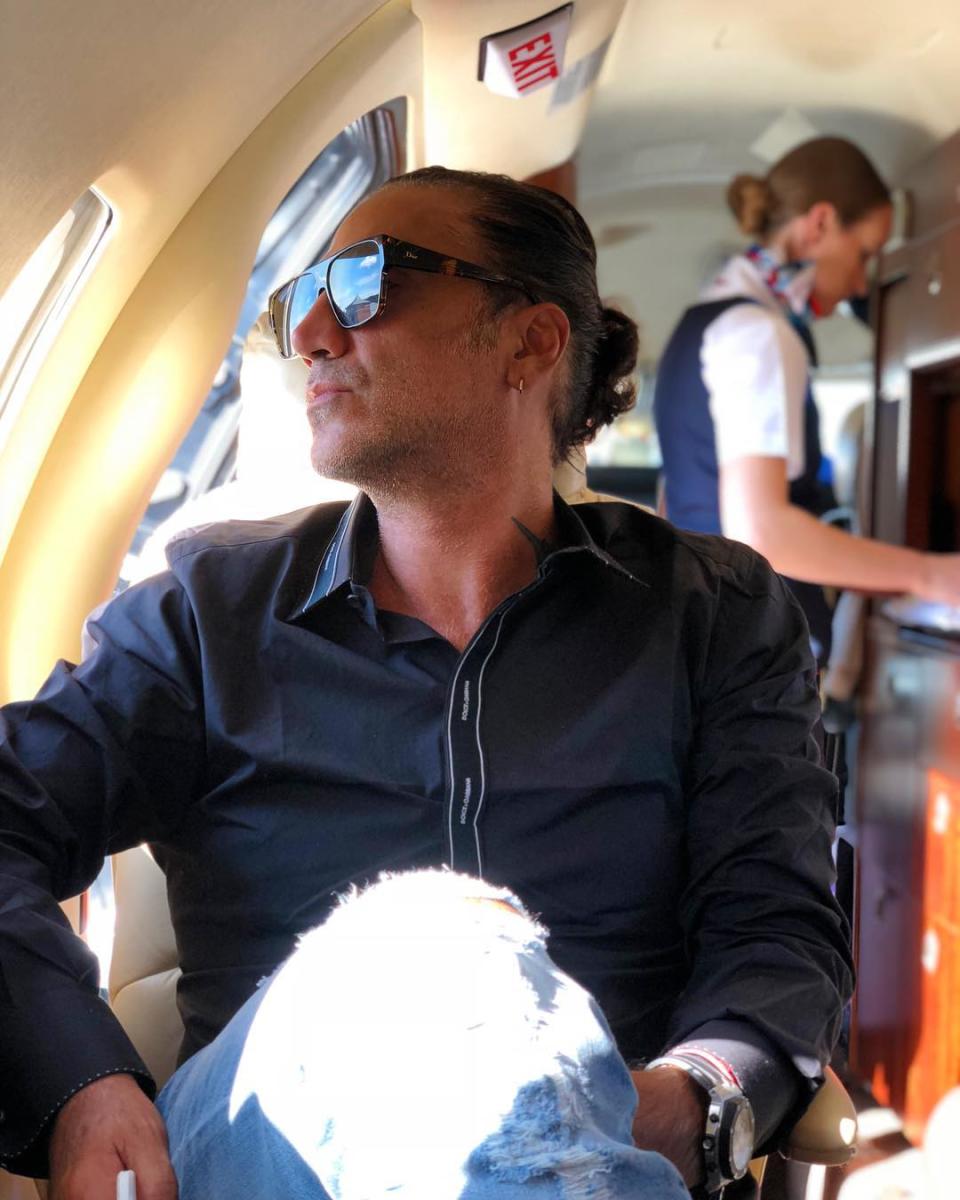 Alejandro Fernández fue acusado de actitud temeraria en pleno vuelo.<a href="https://www.instagram.com/alexoficial/?hl=en" rel="nofollow noopener" target="_blank" data-ylk="slk:Foto: Alejandro Fernández/Instagram;elm:context_link;itc:0;sec:content-canvas" class="link "> Foto: Alejandro Fernández/Instagram</a>