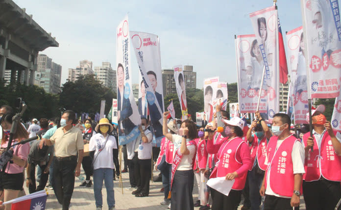 高雄市議員候選人號次抽籤，場外一片旗海，凍蒜凍蒜聲此起彼落。（記者許正雄攝）