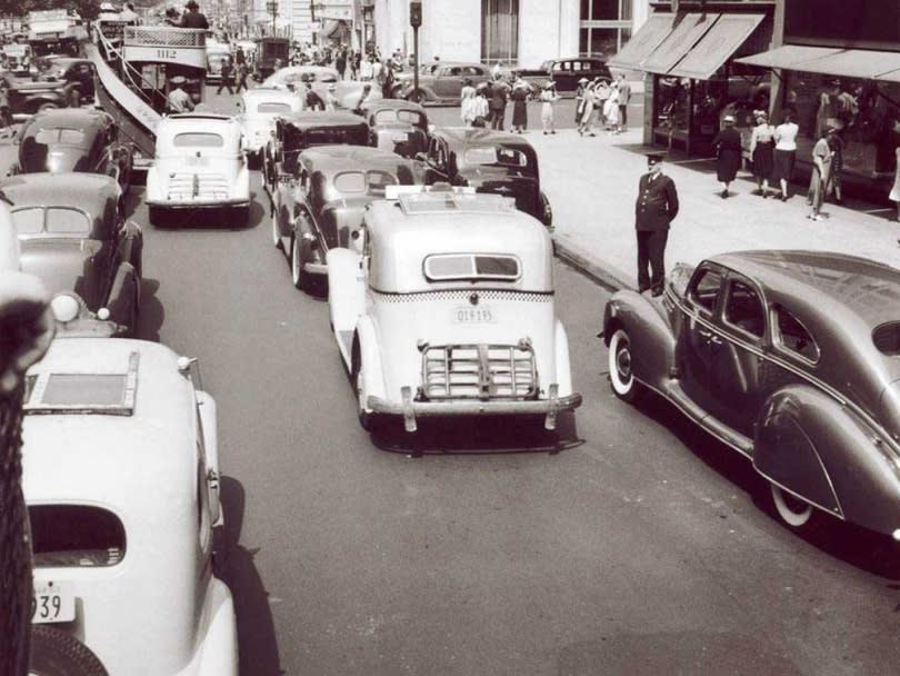 計程車也是一種都市文化，1939年的紐約已有許多計程車奔馳在街上，可見當年紐約的繁榮。（圖／翻攝自計程車博物館臉書）