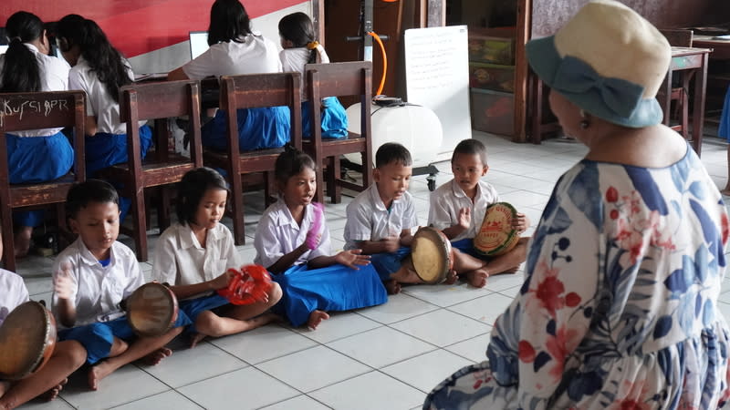 伊利雅寧希教導學生傳統樂器和唱歌 印尼75歲的雙胞胎姊妹在雅加達創立慈善學校長達34 年，圖為妹妹伊利雅寧希（右1）教導學生傳統樂器 和唱歌。 中央社記者李宗憲雅加達攝  113年5月6日 