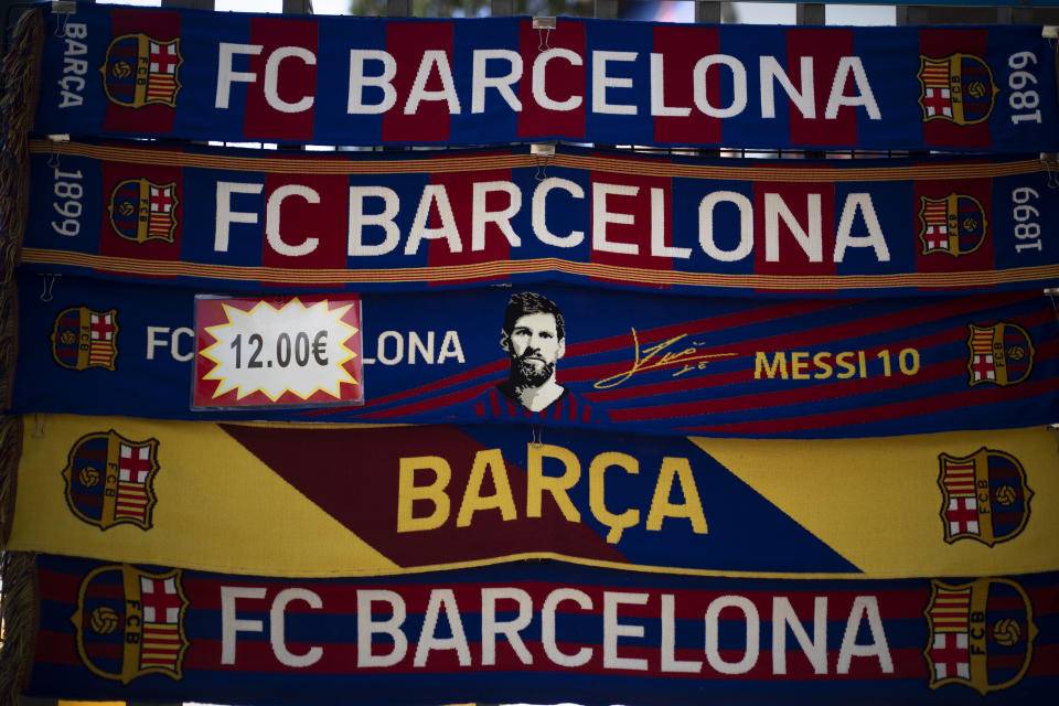 Una bufanda con la imagen del astro del Barcelona Lionel Messi en un puesto de venta callejero en Barcelona, el jueves 1 de julio de 2021. (AP Foto/Joan Mateu)