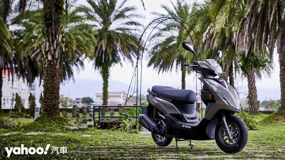 2022 PGO Zan 125，相當能融入市景的車款。