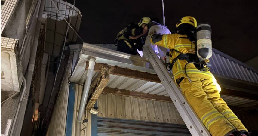 發生火警的民宅屋內共有4人逃到頂樓等待救援，消防員架梯救下。（圖／翻攝網路）