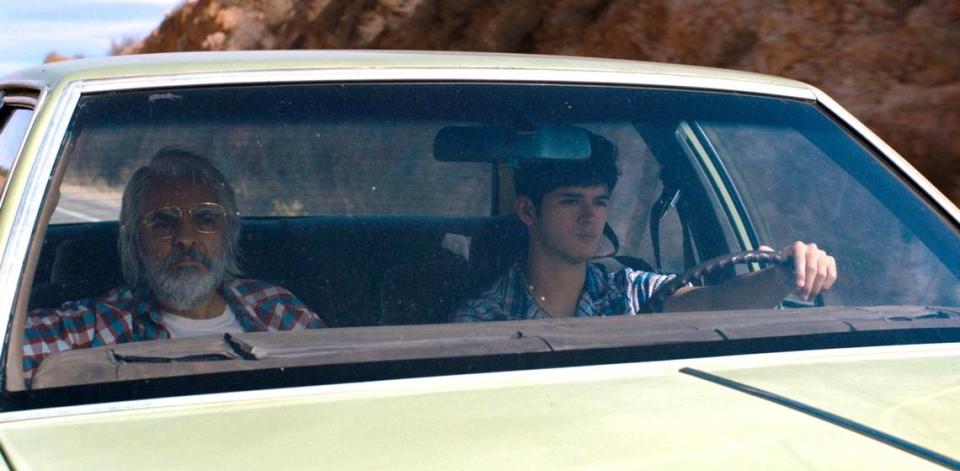 Los actores Eugenio Derbez (Jaime) y Max Pelayo (Ari) en una escena de la nueva película ‘Aristotle & Dante Discover the Secrets of the Universe’ que se estrena el 8 de septiembre en cines.