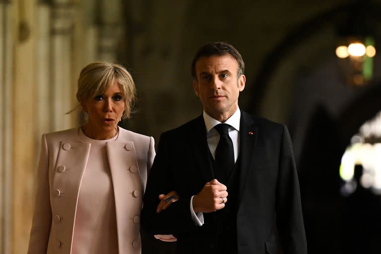 El presidente francés, Emmanuel Macron, y su esposa, Brigitte Macron, llegan a la Abadía de Westminster, en el centro de Londres, el 6 de mayo de 2023, antes de la coronación del rey Carlos III y la reina consorte Camilla. 