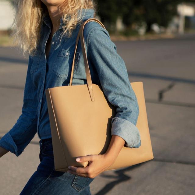 Rectangular comfort brown leather women`s bag shopper short