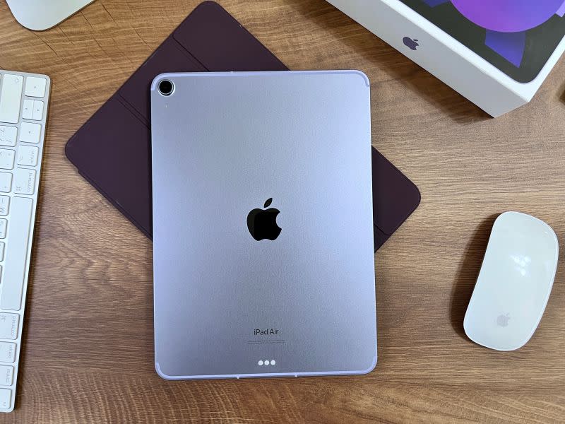 ▲全新 iPad Air 5 配置M1晶片，帶來逼近iPad Pro同等效能，其中紫色為今年新色，頗受矚目！（圖/記者周淑萍攝）