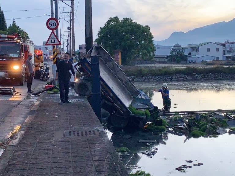 台九線發生曳引車追撞農用搬運車車禍意外，農用車衝入路旁水田，造成一死一傷。（記者鄭錦晴翻攝）